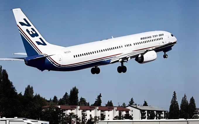 Der Erstflug der Boeing 737-900 am 3. August 2000.