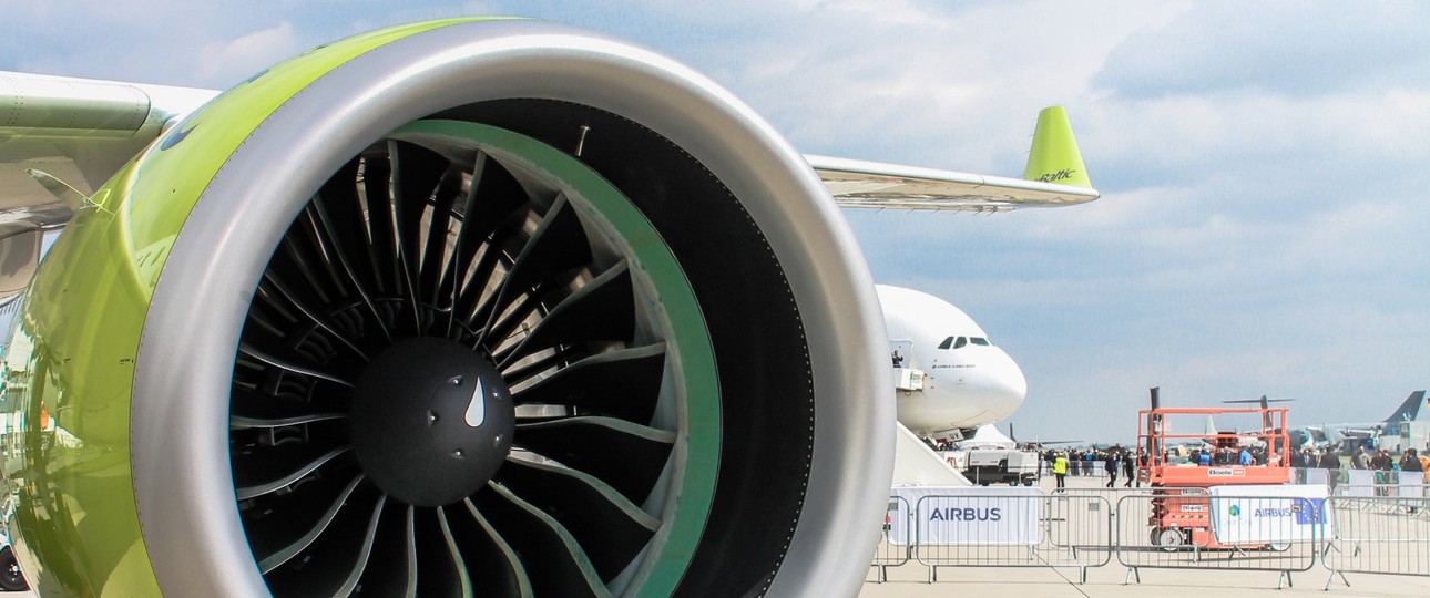 Pratt &amp; Whitney PW1500G an einem Airbus A220: Viele Airlines weltweit müssen ihre Flugzeuge wegen Triebwerksproblemen am Boden lassen.