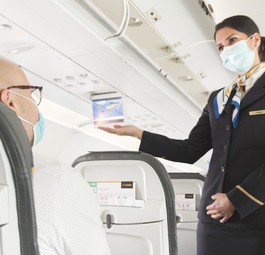 Flugbegleiterin von Condor und Passagier: Weiterhin Zubringerflüge mit Lufthansa?