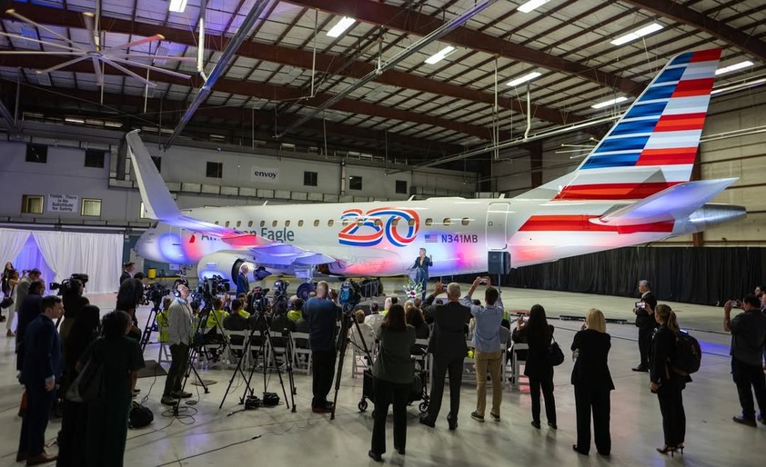 Embraer E175 mit dem Kennzeichen N341MB: American Airlines feiert damit 250 Jahre USA.