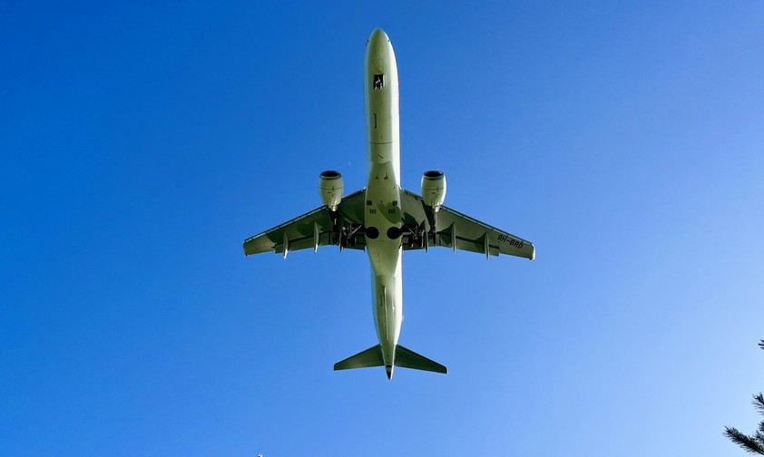 Flugzeugkennzeichen: Hier auch unter einer Tragfläche zu sehen.