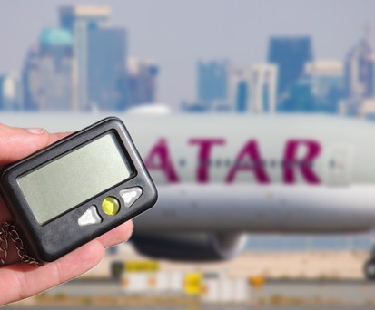 Pager vor einem Qatar-Airways-Jet: Auf Libanon-Flügen nun verboten.