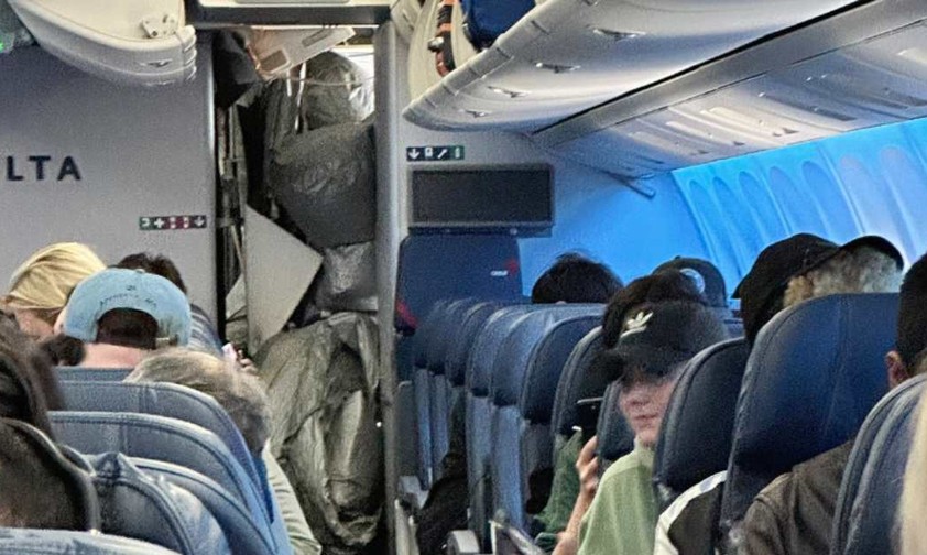 Notrutsche von Boeing 767 öffnet sich im Passagierraum