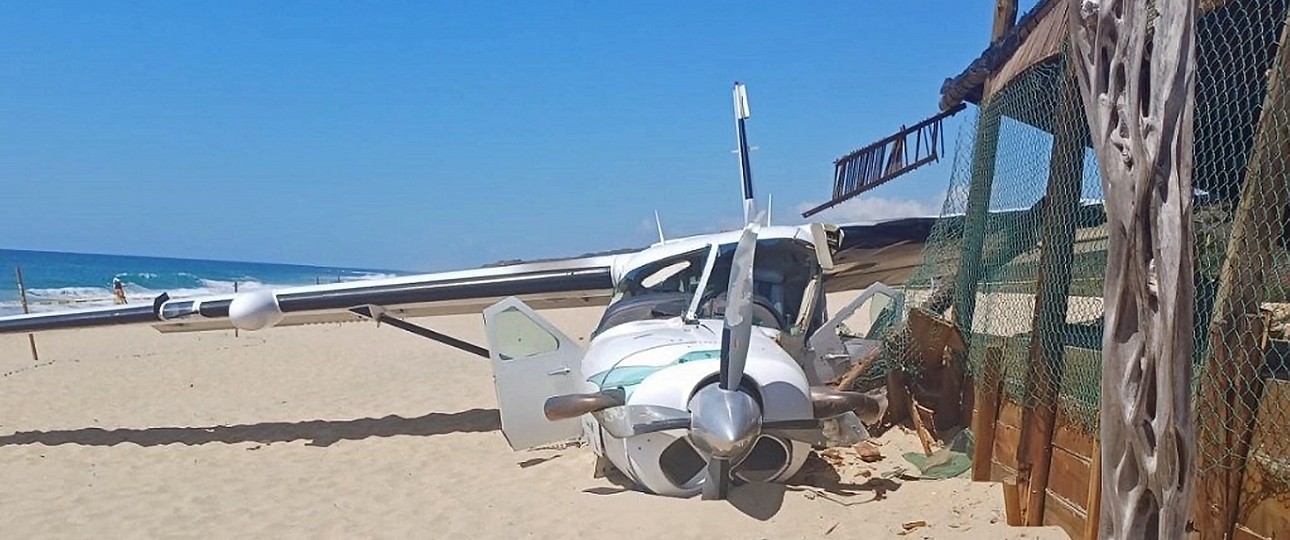 Die verunfallte Cessna 208 B am Strand. Bei Notlandung in Hütte gekracht.