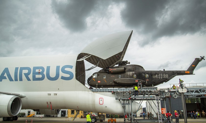 Beluga ST lädt CH53: Der Name stammt vom Tier Beluga, dem Weißwal.