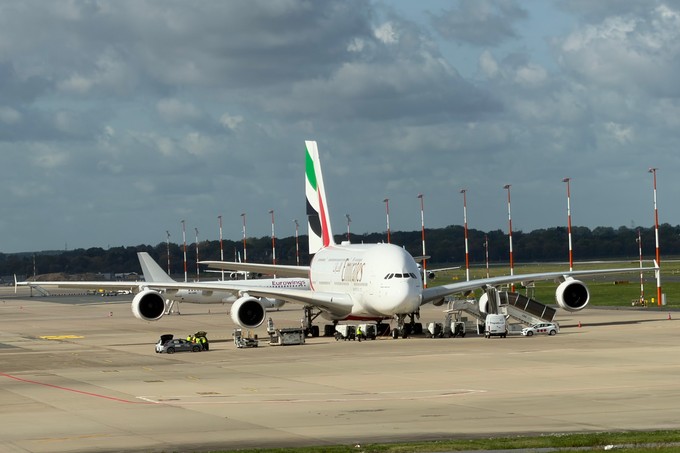 Der Airbus A380 mit dem Kennzeichen A6-EVS: Steht auch am Mittwochvormittag noch in Düsseldorf.