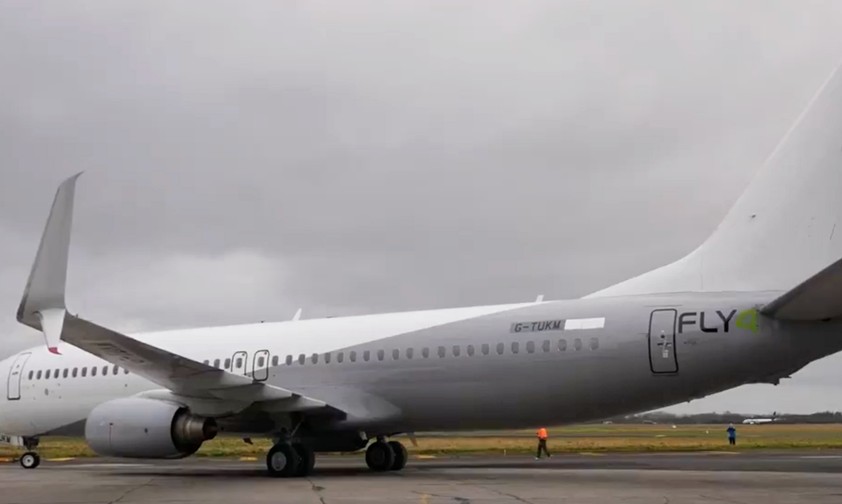 Die Boeing 737-800, die heute das Kennzeichen EI-FFA trägt: Hier zu sehen kurz nach der Lackierung im irischen Shannon, noch mit dem alten Kennzeichen G-TUKM.