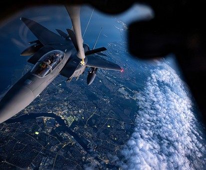 McDonnell Douglas F-15 E Strike Eagle der U.S. Air Force wird während einer Übung von einem KC-135 Stratotanker betankt.