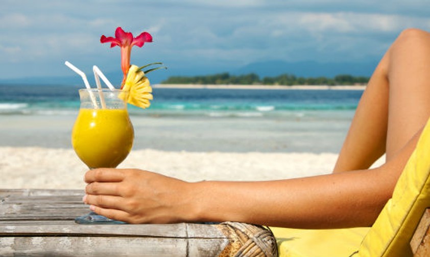 Drink im Urlaub: Der Genuss läßt sich mit ein paar Kniffen um ein paar Stunden im Flugzeug verlängern.