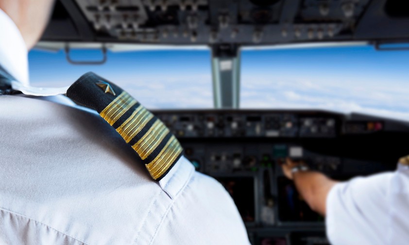 Piloten in einem Cockpit: In den USA steht ein Fake-Pilot vor Gericht.