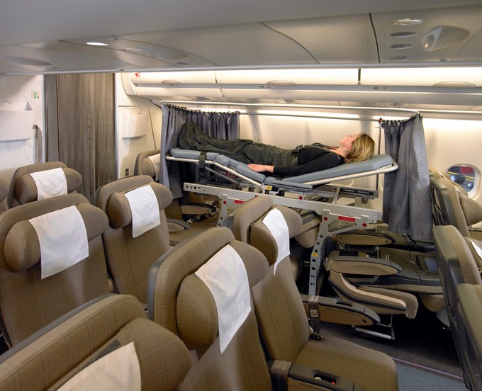 Eine spezielle Bahre, mit der Verletzte in normalen Passagierflugzeugen transportiert werden können. AUch ein Produkt von Bucher.