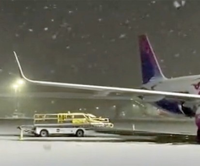 Flugzeug in London-Gatwick: Schnee legt den Betrieb lahm.