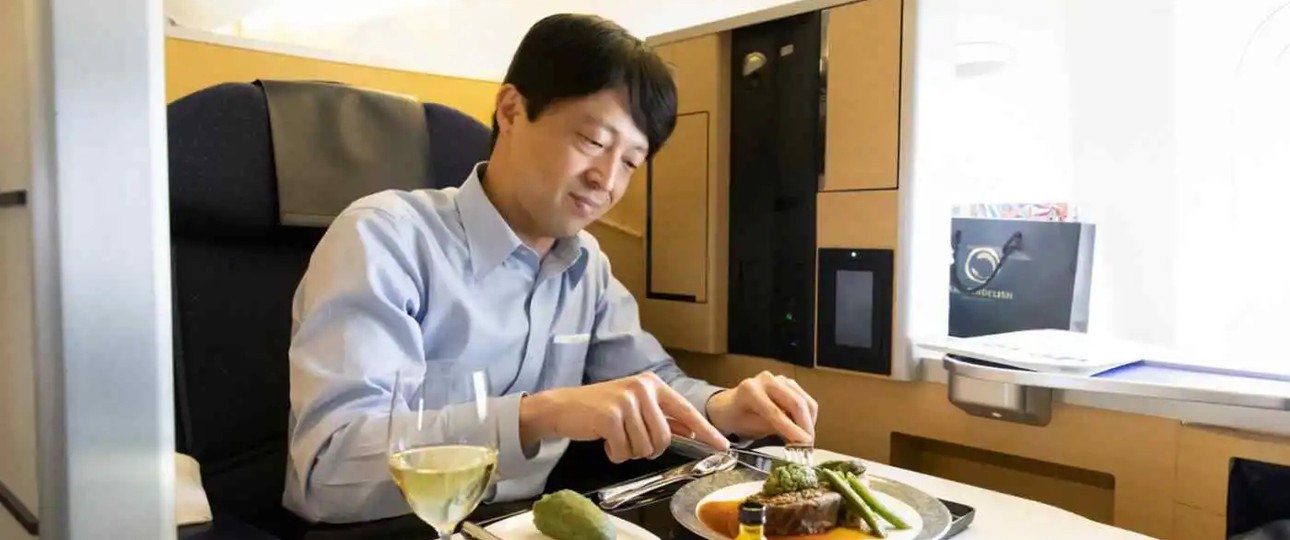 Gast in der Boeing 777 von ANA: Genießen am Boden.