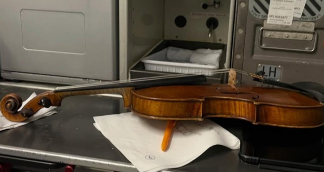 Violine im Flugzeug. So wird sie eigentlich nicht transportiert.