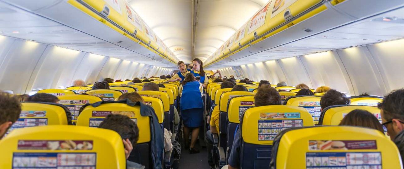 Kabine einer Ryanair-Maschine: Der Billigflieger geht verbannt Duty-Free-Alkohol aus der Kabine.