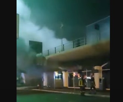 Rauch dringt aus dem Terminal: Ein Brand setzte dem Aeroporto di Catania zu.