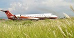Vorne ein Flugzeug, im Hintergrund ein Helikopter: Shree Airlines beschreitet neue Wege.