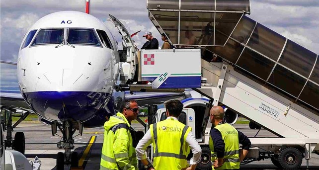 E190 von British Airways am Flughafen Florenz: Wegen der hohen Temperaturen mussten Mitte August 20 Reisende in Florenz blieben.