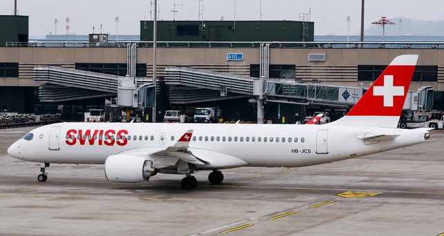 HB-JCS: Der Airbus A220 hatte in Ostende ein technisches Problem.