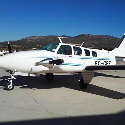 Beechcraft 58 Baron von Euroairlines: Mitte zum Zweck.