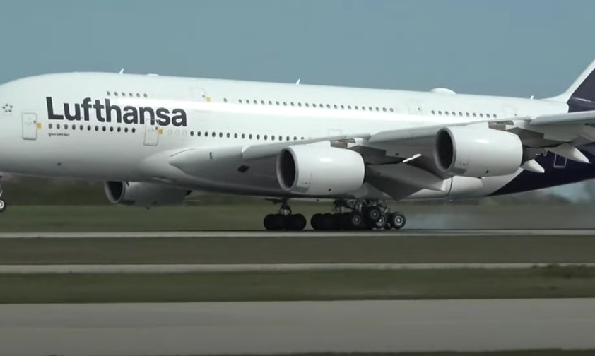 Das Video zeigt auch eine Antonov An-124 und den Airbus A380 zugleich im Bild.