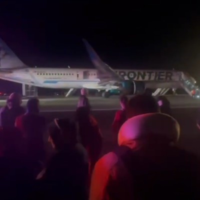Der Airbus A321 Neo von Frontier: Die Passagiere verließen das Flugzeug über die Notrutschen.