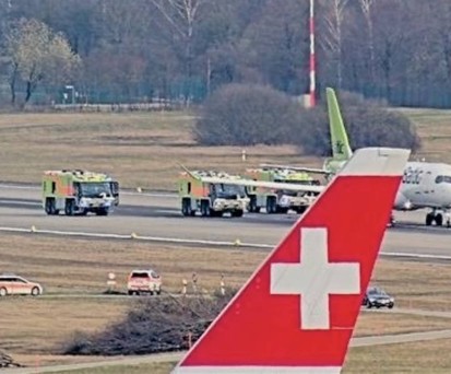 A220 von Air Baltic auf Piste 14/32 am Flughafen Zürich: Das Flugzeug blockierte die Piste.