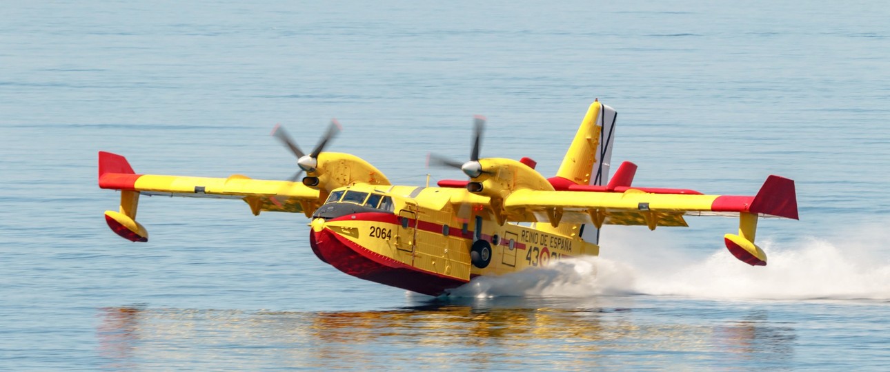 Canadair CL-415 beim Wasser tanken: Das Flugzeug ist Teil des EU-Katastrophenschutzes.