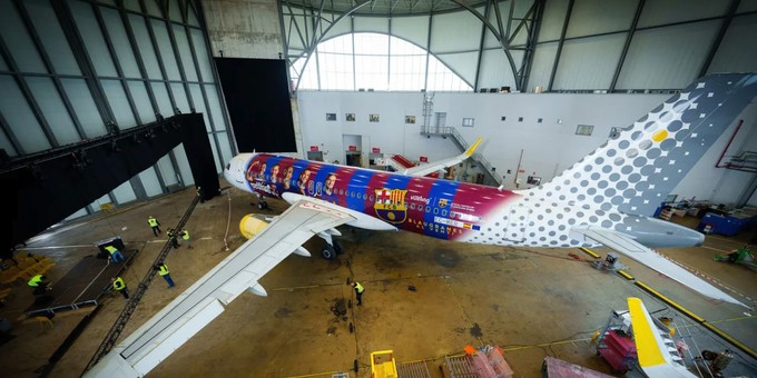 Das Flugzeug mit der Kennung EC-MER im Hangar.