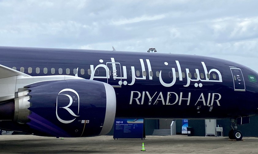 Das erste Flugzeug in einer Lackierung von Riyadh Air, hier bei der Paris Air Show: Das Logo ist auf den Triebwerken ...