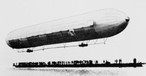 Erstflug am 2. Juli 1900: LZ1 startete von einem Ponton auf dem Bodensee und flog 18 Minuten.