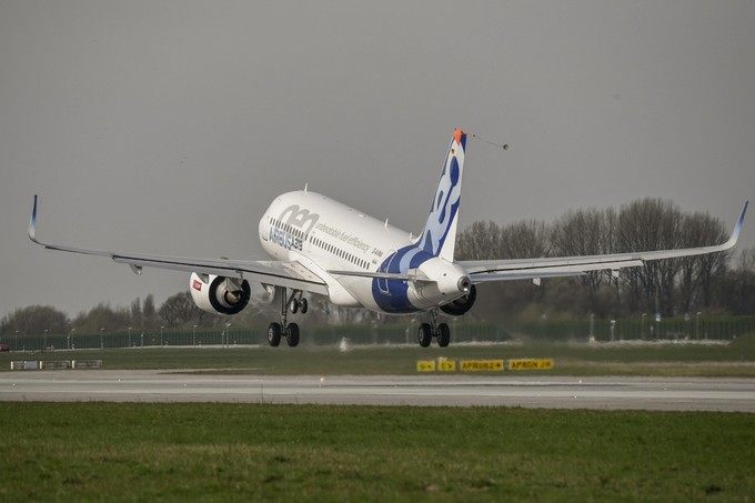 Airbus A319 Neo: Vom A319 in seiner herkömmlichen Version hatte Airbus bis Ende November 2019 stolze 1479 Exemplare ausgeliefert, sieben weitere waren bestellt. Die Neuauflage A319 Neo ist kein solcher Kassenschlager: Lediglich 36 wurden bisher geordert. Der Flieger hat seit der Übernahme der ehemaligen Bombardier C-Series durch Airbus einen Konkurrenten im eigenen Haus: den A220-300 mit Bestellungen für 431 Flieger. Spannend wird derweil ...