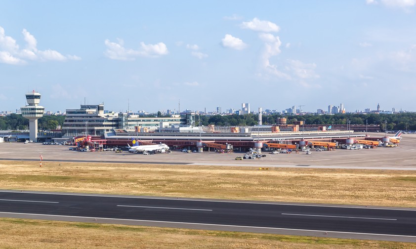 Der Flughafen Tegel: Anfang November wurde der Betrieb eingestellt. Letztes Jahr flogen <span data-sheets-value="{&quot;1&quot;:3,&quot;3&quot;:6047139}" data-sheets-userformat="{&quot;2&quot;:579,&quot;3&quot;:{&quot;1&quot;:2,&quot;2&quot;:&quot;#,##0&quot;,&quot;3&quot;:1},&quot;4&quot;:{&quot;1&quot;:2,&quot;2&quot;:16777215},&quot;9&quot;:2,&quot;12&quot;:0}">6.047.139</span> Leute von hier ab.