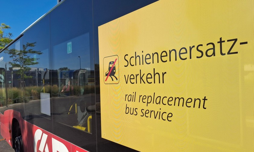 Schienenersatzverkehr: Die Schnellbahn zum Flughafen Wien fährt nicht mehr.
