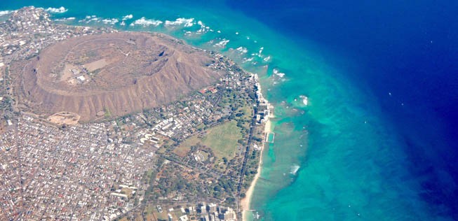 Diamond Head Krater und Waikiki Beach beim Landeanflug auf Honolulu.