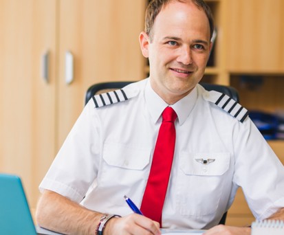 Hans-Georg Rabacher, Pilot und Autor vom Buch "Fliegen aus dem Cockpit beantwortet"