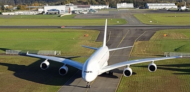 Am 13. November kam der erste Airbus A380, der geparkt wird, in Tarbes an.