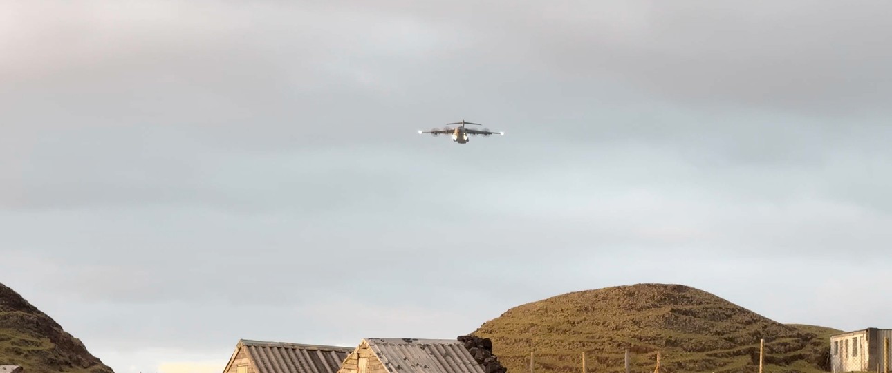Der Airbus A400 M über Tristan da Cunha: Personen und Material abgeworfen.