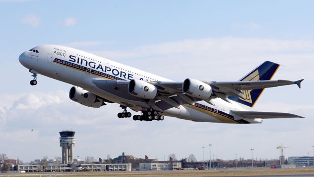 Erstbestellerin war Emirates, die heute die größte A380-Flotte betreibt. Die ersten Auslieferungen gingen 2007 an Singapore Airlines.