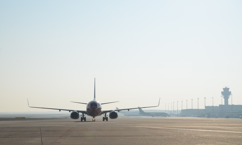 Flughafen Köln: Immer noch Feuer im Dach.
