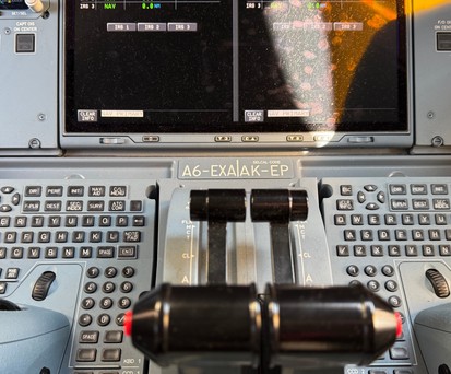 Cockpit eines Airbus A350 von Emirates: Turbulenzen fordern die Luftfahrt heraus.