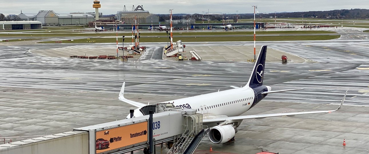 Lufthansa-Jet am Flughafen Hamburg (Archivbild): Der Airport hat viele Routen zu Lufthansa-Group-Drehkreuzen.
