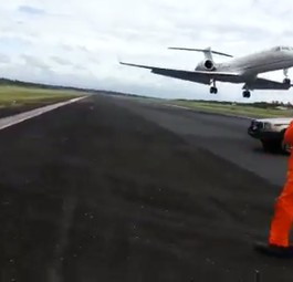 Als Arbeiter die Piste reparieren, landet ein Jet