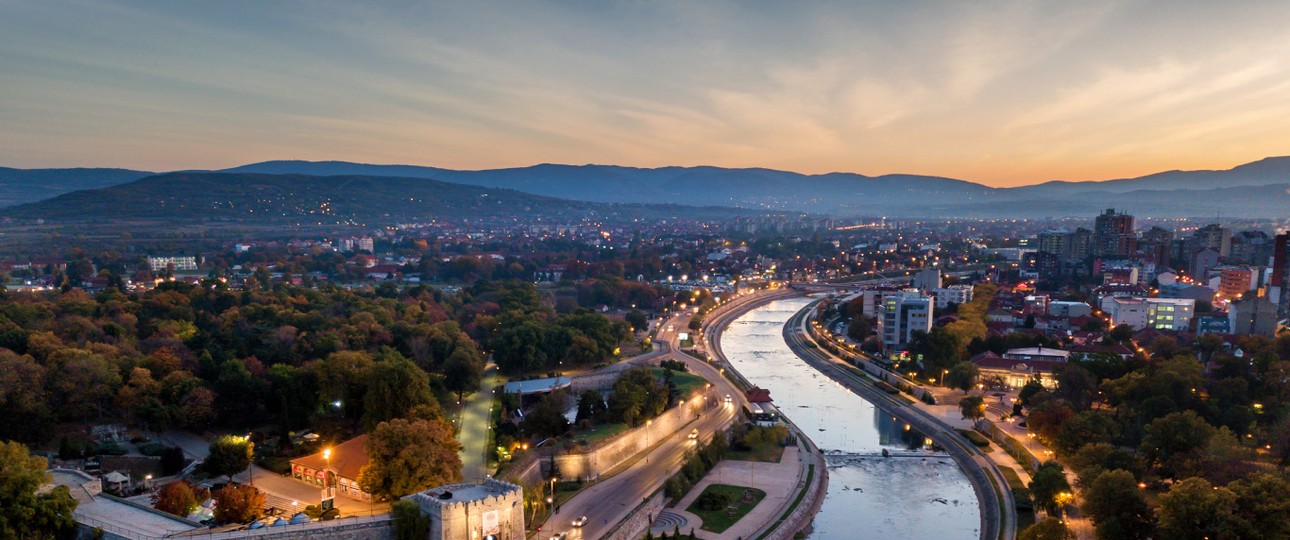 Blick auf Niš: Lebendige Industrie- und Handelsstadt.