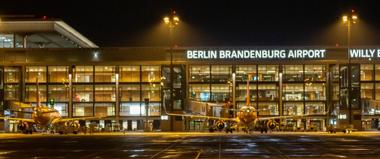 Erster Nachtbetrieb: Einige Stunden nach den beiden Premierenlandungen trafen auch die ersten kommerziellen Flüge am BER ein.