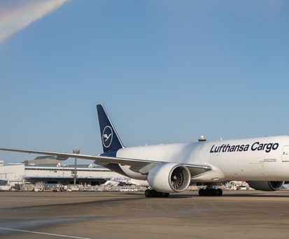 Die Boeing 777 F mit der Kennung Kennzeichen D-ALFF trägt den Taufnamen Konichiwa: Vorerst heißt es mal Saynoara.