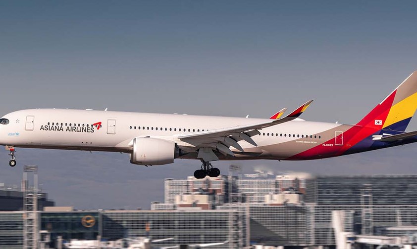 A350 von Asiana Airlines mit rotem Logo auf dem Rumpf.