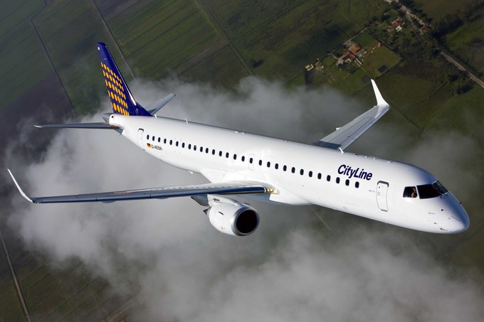 Cityline besitzt aktuell eine Flotte von 49 Bombardier CRJ 900 und Embraer E190 und E195. Hinzu kommen sechs Airbus A340, die allerdings für die Mutter Lufthansa betrieben werden - die Fluglinie ist damit auch ein Tarif-Instrument.