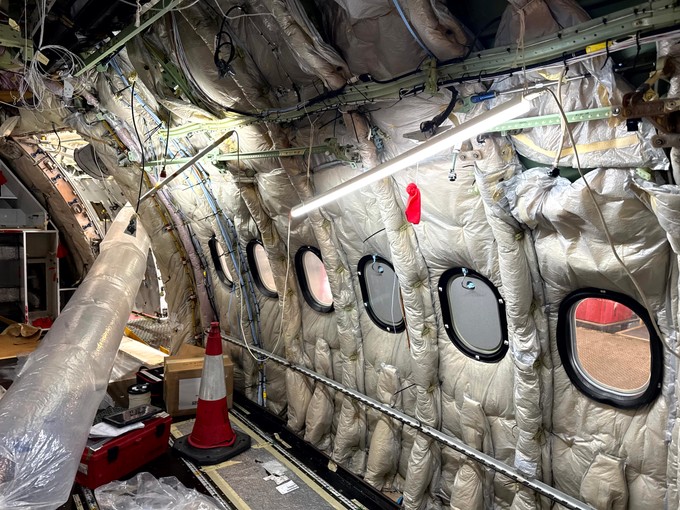Blick ins Innere der HB-JHC: Sitze und große Teile der Verkleidung sind ausgebaut, Kabel und Leitungen liegen frei. Für den Retrofit wird das Flugzeug praktisch einmal vollständig «ausgezogen».
