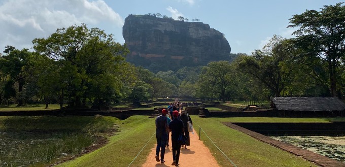 Sri Lankas wortwörtlich größte Sehenswürdigkeit: Sigiriya. Wer hinauf will, ...